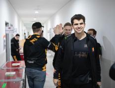 世俱杯参赛资格-SHR险胜FNC，Caps操刀奇招英雄翻盘小组赛2:0（上海）