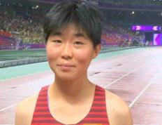 世俱杯决赛-泰国选手获得女子铅球比赛银牌，露出笑容