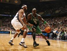 世俱杯赛程-爱德华兹主宰比赛，马刺关键战突围鹈鹕