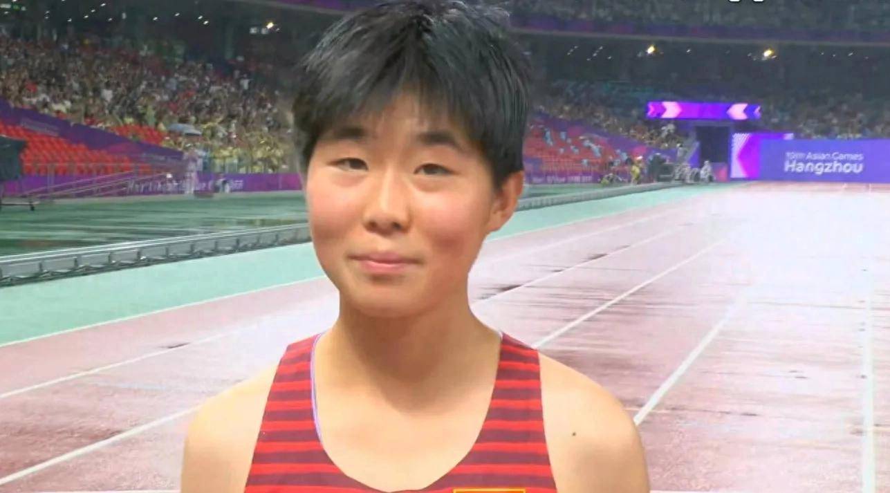 世俱杯决赛-泰国选手获得女子铅球比赛银牌，露出笑容